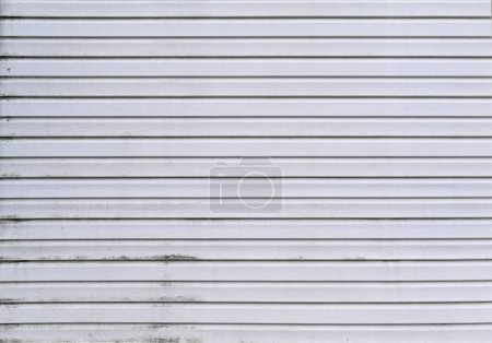 Foto de Wall detail of a plastic paneling made of narrow horizontal boards. siding - Imagen libre de derechos