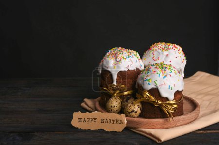 Foto de El concepto de una feliz Pascua. Pasteles de Pascua en una tabla de madera. - Imagen libre de derechos