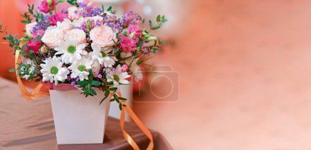 Foto de Un ramo de flores en una olla. tarjeta de felicitación en blanco fondo - Imagen libre de derechos