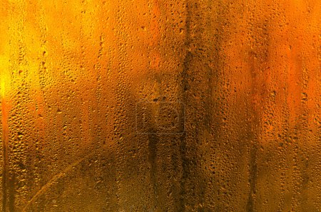 gotas de agua sobre vidrio mojado. fondo abstracto