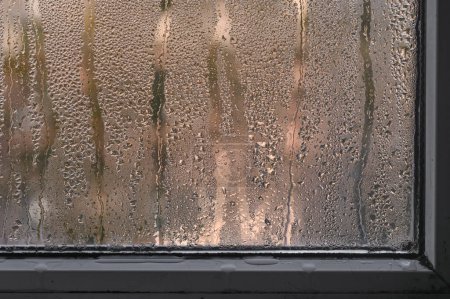 una ventana húmeda y empañada. condensación en el vidrio.
