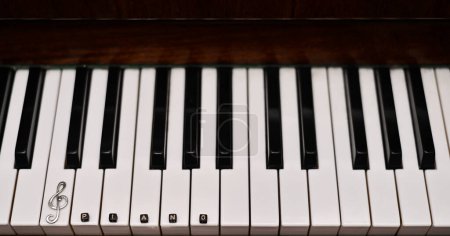 Téléchargez les photos : Clef d'aigu sur le clavier du piano. l'inscription du piano. - en image libre de droit
