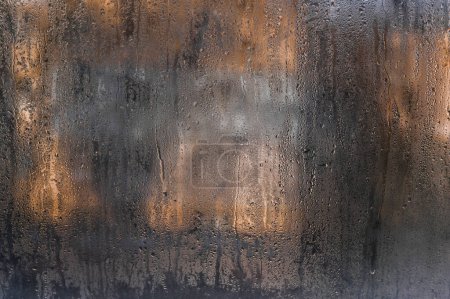 verre de fenêtre humide avec gouttelettes d'eau. contexte. 