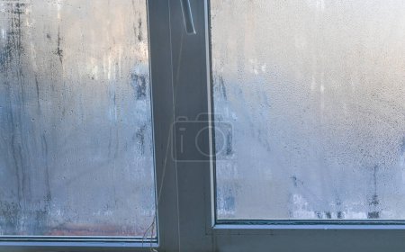 una ventana mojada. el vidrio está empañado debido a la alta humedad