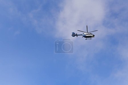 Un hélicoptère vole dans le ciel