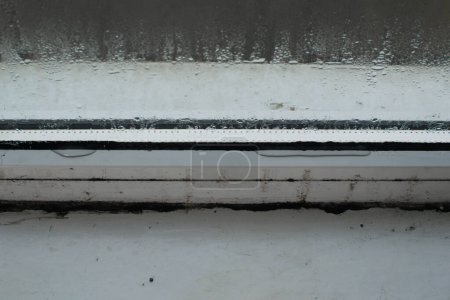 condensation sur la fenêtre. l'eau coule du verre de la fenêtre