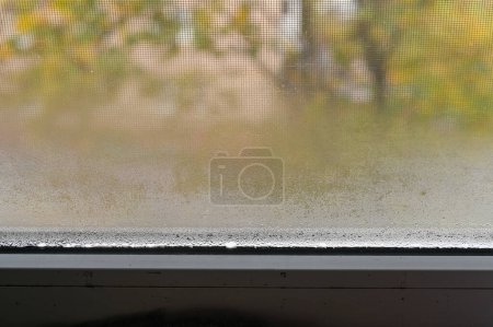 Kondenswasser auf dem Metall-Kunststoff-Fenster. Nahaufnahme