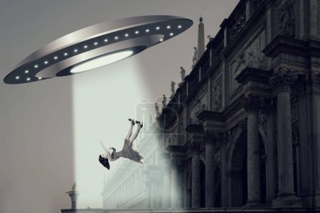Téléchargez les photos : OVNI. Les gens sont enlevés sur une soucoupe volante, phénomène paranormal et mystique. Collage, art contemporain - en image libre de droit