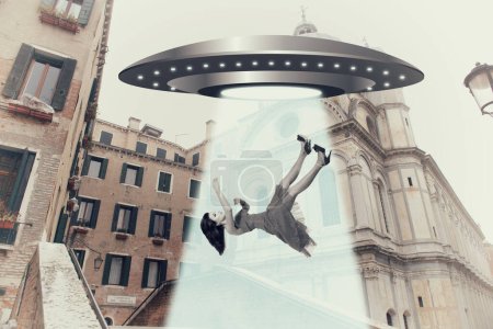 Téléchargez les photos : OVNI. Des gens sont enlevés sur une soucoupe volante dans d'anciens beaux palais de Venise, en Italie. Collage, art contemporain - en image libre de droit