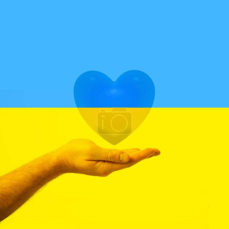 Téléchargez les photos : Mades icône de coeur de couleurs jaunes et bleues du drapeau national de l'Ukraine dans la main masculine, image tonique - en image libre de droit