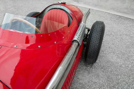 Téléchargez les photos : Rétro voiture de course rouge en plein air, détail. - en image libre de droit