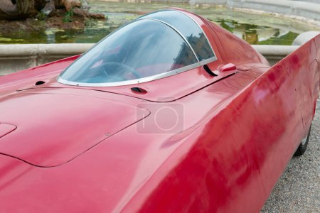 Téléchargez les photos : Rétro voiture de course rouge en plein air, détail. - en image libre de droit