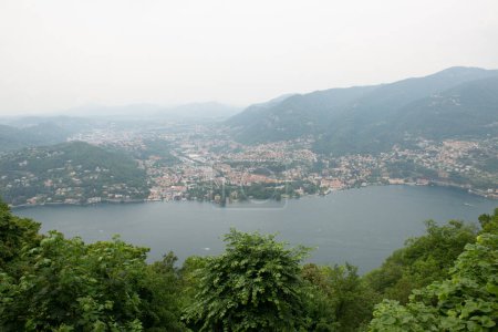 Foto de Gran vista con el paisaje del lago de Como y montañas de los Alpes, belleza en la naturaleza, Lombardía, Italia, Europa - Imagen libre de derechos