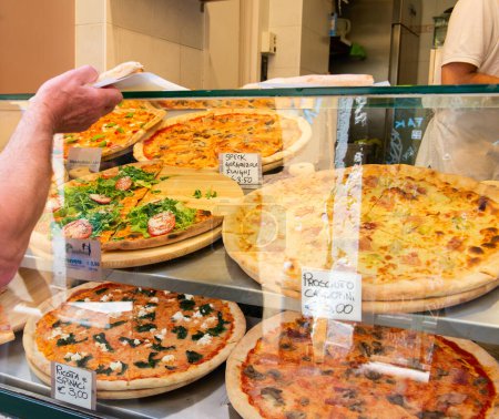 Téléchargez les photos : Différents types de pizza sont vendus dans un café de street food en Italie - en image libre de droit
