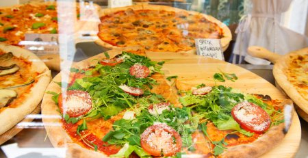 Foto de Diferentes tipos de pizza se venden en un café de comida callejera en Italia - Imagen libre de derechos