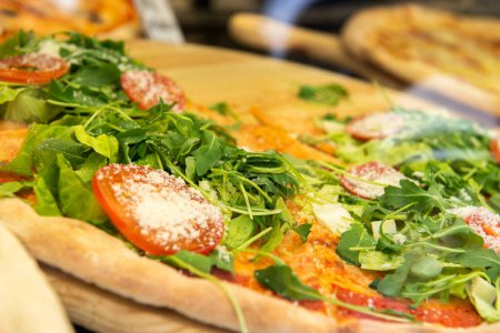 Foto de Diferentes tipos de pizza se venden en un café de comida callejera en Italia - Imagen libre de derechos