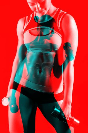 Foto de Doble exposición de chica deportiva haciendo ejercicio con pesas - Imagen libre de derechos