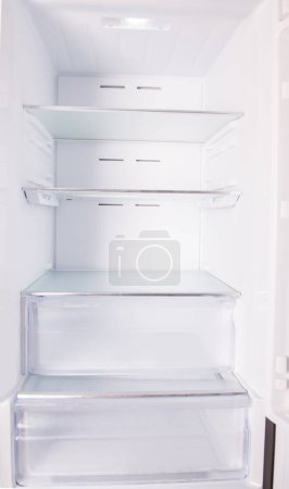 Foto de Abrir refrigerador vacío en casa, concepto de dieta - Imagen libre de derechos