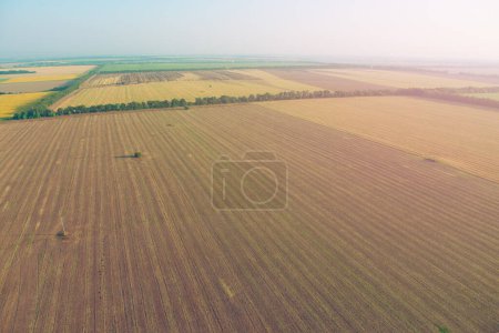 Foto de Increíble vista desde la altura del globo. Verano hermosos campos lanscape del ojo del pájaro, amanecer. Globo en Ucrania - Imagen libre de derechos