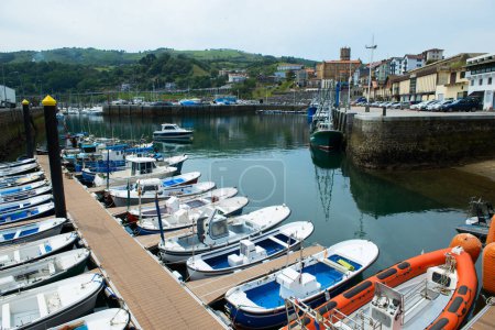 Hafen mit Booten im malerischen Hafen von Getaria, Spanien im Sommer