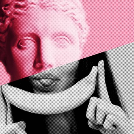 Foto de Abstracy yeso estatua cabeza sosteniendo plátano como sonrisa cerca de su cara y mostrar la lengua en el estilo de arte pop teñido de rosa, collage contemporáneo de moda - Imagen libre de derechos