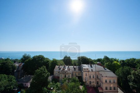 Téléchargez les photos : Odessa, Ukraine. Paysage avec la mer, le soleil, les arbres et les vieux bâtiments, oeil d'oiseau - en image libre de droit