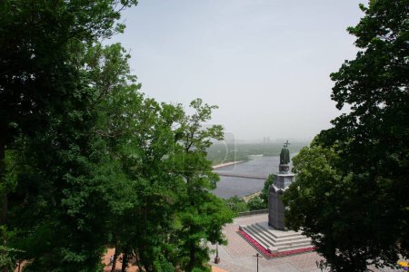 Foto de Paisaje con monumento a Vladimir y el río Dnipro, centro de verano de Kiev, Ucrania - Imagen libre de derechos