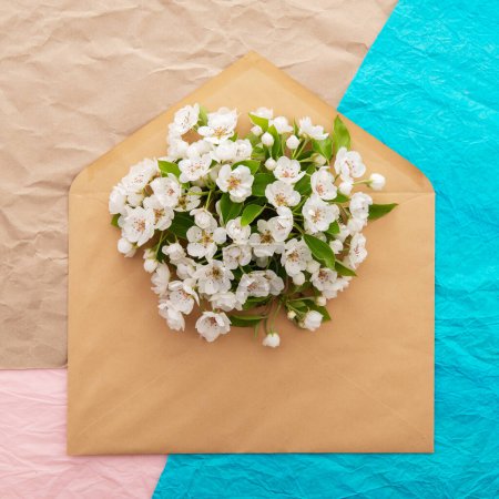 Téléchargez les photos : Cerisier. Enveloppe de fleurs printanières sur fond de papier décoratif froissé. Concept de design printanier - en image libre de droit