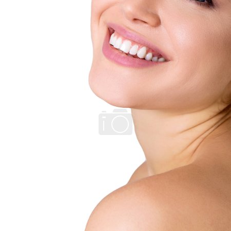 Téléchargez les photos : Belle sourire féminin en bonne santé. Beauté portrait féminin. Rire femme bouche avec de grandes dents sur fond blanc. Santé des dents, blanchiment, prothèses et soins - en image libre de droit