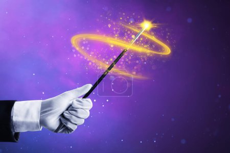 Téléchargez les photos : Main de magicien tenant baguette magique - en image libre de droit