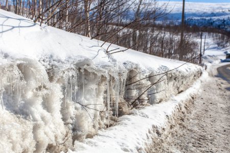 Schneeschmelze, strahlende Frühlingssonne, Eiszapfen, offene Straßen, Gebiet Kirovsk Murmansk Hibiny
