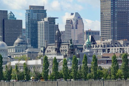 Téléchargez les photos : Paysage urbain de Montréal vu du bord de la rivière pendant la journée en été - en image libre de droit