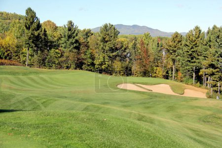 Téléchargez les photos : Des trous de golf pittoresques à l'automne avec vue panoramique - en image libre de droit