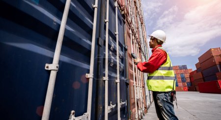 Polier kontrolliert die Verladung von Containern von Frachtschiff für den Import 