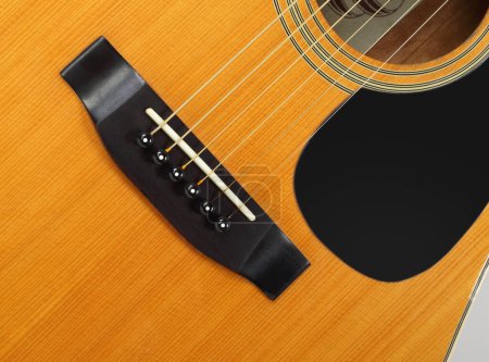 Foto de Instrumento musical - Fragmento vista superior pickguard, puente, pasadores y cuerdas guitarra acústica vintage
. - Imagen libre de derechos
