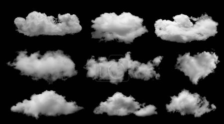 Weiße Wolken sammeln sich isoliert auf schwarzem Hintergrund, Wolken setzen auf schwarz