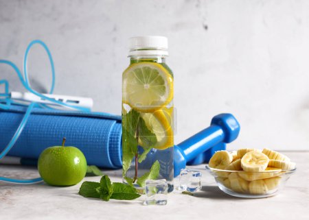 Téléchargez les photos : Nutrition sportive saine fruits et boissons - en image libre de droit