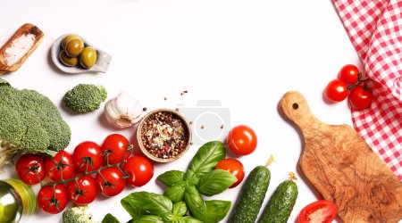 Foto de Fondo de alimentos con verduras tomates y hierbas - Imagen libre de derechos