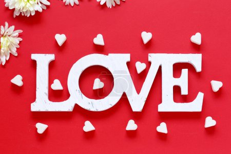 Foto de Palabra amor sobre fondo de madera con flores, día de San Valentín - Imagen libre de derechos