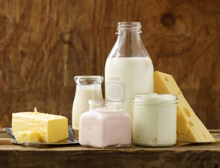 Sortiment an Milchprodukten auf einem Holztisch im rustikalen Stil