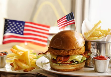 Hamburger und Pommes zum Unabhängigkeitstag
