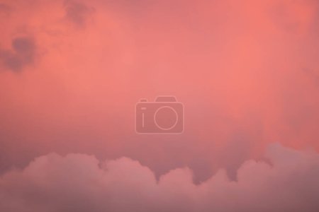 Detail des rötlichen und violetten Wolkenmusters am Abendhimmel