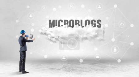 Foto de Ingeniero trabajando en un concepto de redes sociales con inscripción MICROBLOGS - Imagen libre de derechos