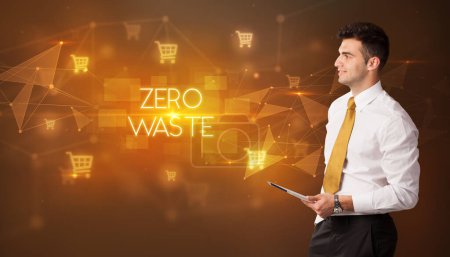 Foto de Hombre de negocios con iconos de carrito de compras e inscripción ZERO WASTE, concepto de compras en línea - Imagen libre de derechos