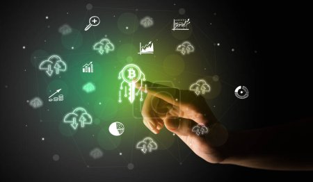 Foto de Hombre de negocios dedo tocando en la pantalla interfaz multimedia con iconos blockchain dibujado a mano concepto futurista - Imagen libre de derechos