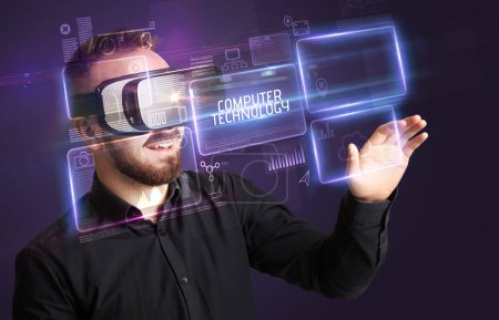 Foto de Hombre de negocios mirando a través de gafas de Realidad Virtual con inscripción TECNOLOGÍA COMPUTADORA, concepto de nueva tecnología - Imagen libre de derechos
