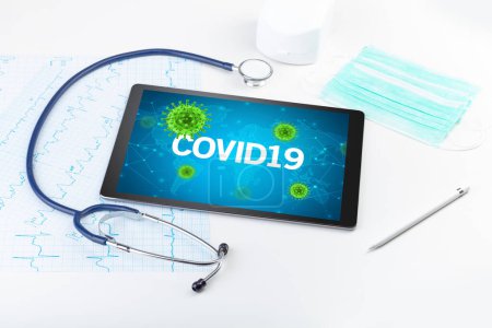 Foto de Vista de primer plano de una tableta con inscripción COVID19, concepto de microbiología - Imagen libre de derechos