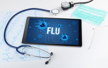 Foto de Tablet PC y herramientas médicas en superficie blanca con inscripción FLU, concepto pandémico - Imagen libre de derechos