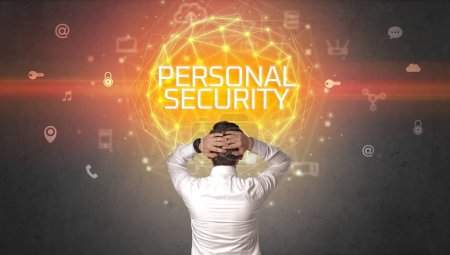 Foto de Vista trasera de un empresario con inscripción de SEGURIDAD PERSONAL, concepto de seguridad en línea - Imagen libre de derechos