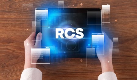 Foto de Primer plano de una tableta de mano con abreviatura RCS, concepto de tecnología moderna - Imagen libre de derechos